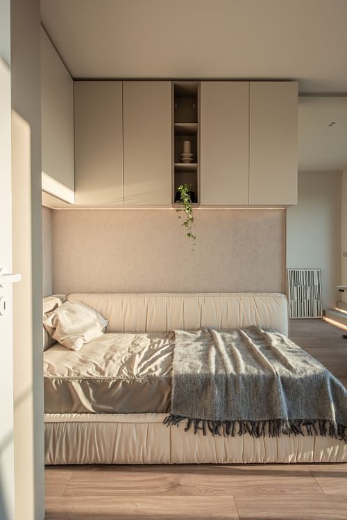 Bedroom bathed in warm afternoon light – Scala project
