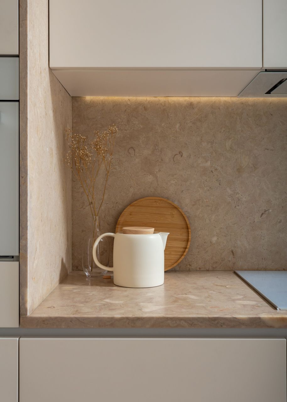 Fotografia de no Apartamento Reabilitado na Av. Roma, Lisboa, projeto do ATELIÊ 22.