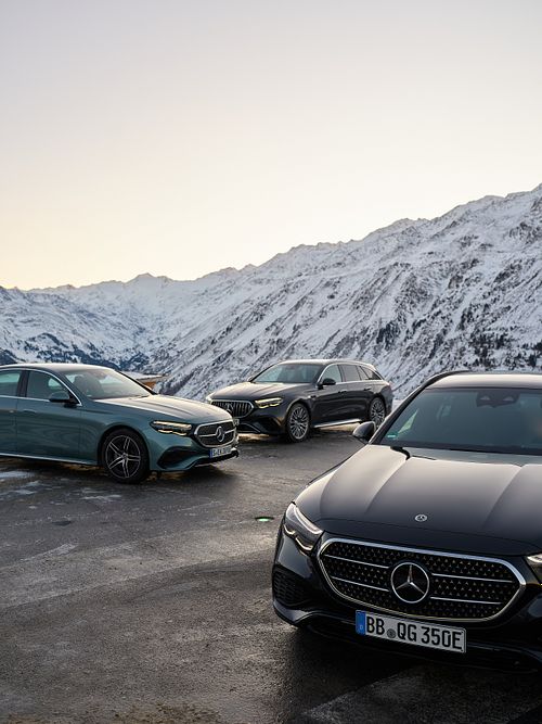 Mercedes Benz E-Klasse auf Parkplatz im Gebirge