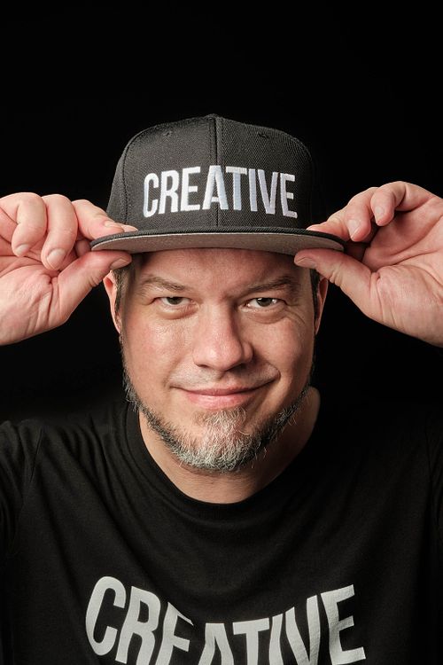 Hello, I am Amund Thompson, an editorial style portrait and headshot Photographer based in Grass Valley, California.