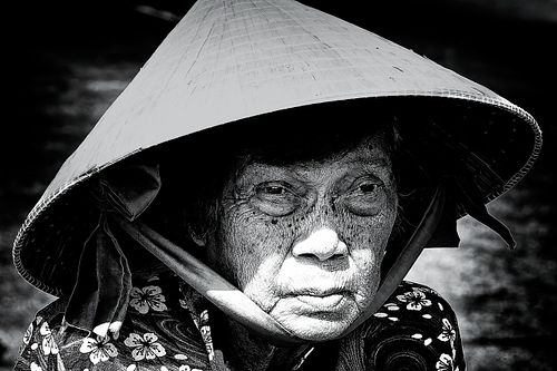 Portrait d'une femme pris en photo de rue à Sapa au Vietnam