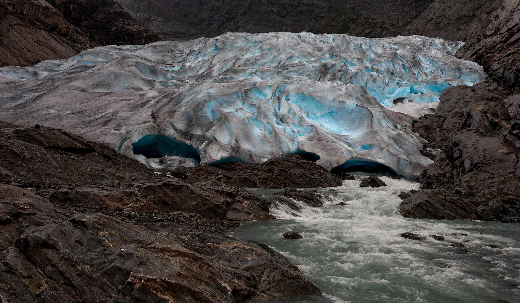 Détail de strates glaciaires et ruptures naturelles.