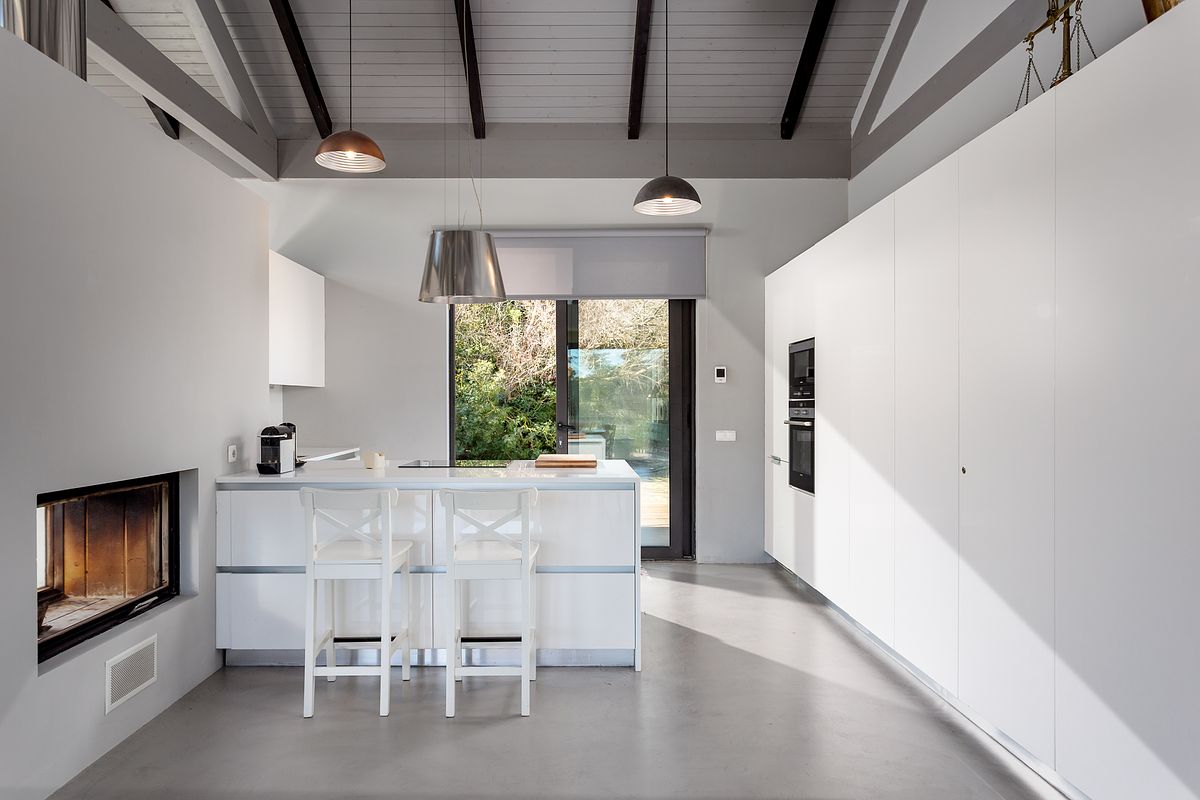 Fotografia de interiores de moradia T3 na Comporta com luz natural e homestaging