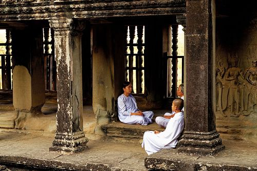 Portrait de femmes en méditation dans le temple d'Angkor au Cambodge