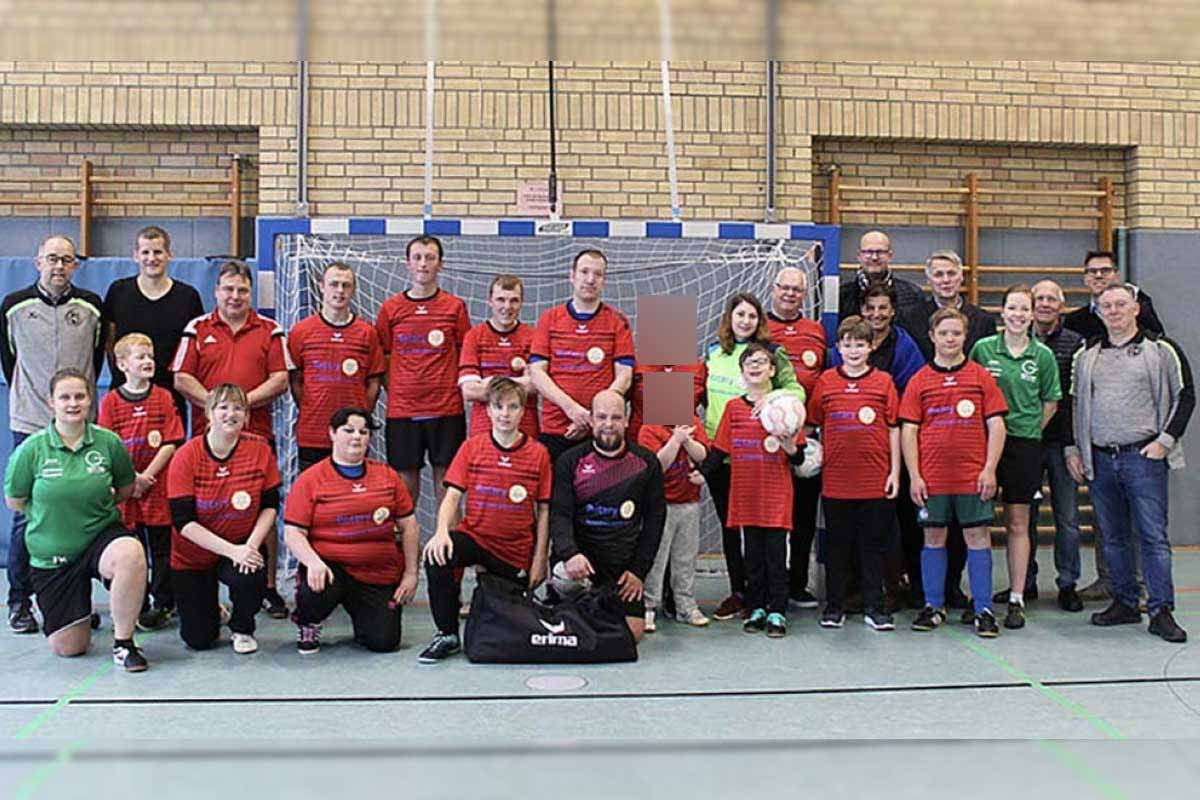 Freudige Ibbenbürener Kickers mit ihren neuen Trikots, gespendet vom Rotary Club Tecklenburger Land.