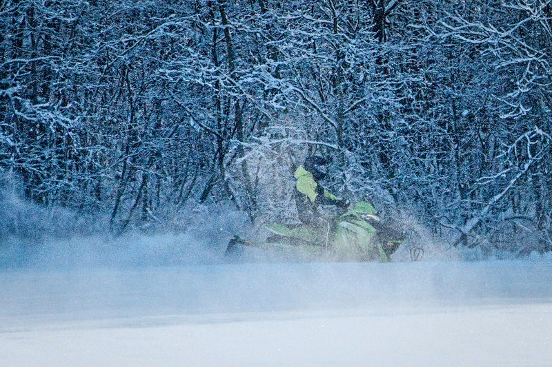 Lisaks loodusesõpradele käivad ka motosõbrad lund üles keerutamas.