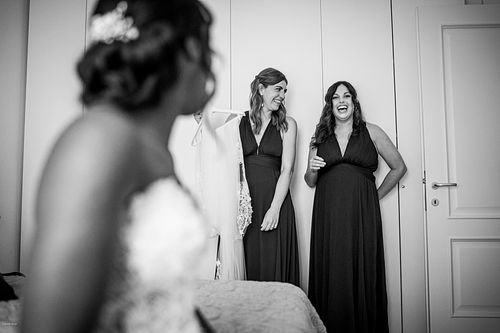 "damigelle che guardano sposa"