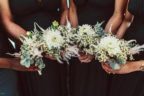 "dettaglio braccialetti floreali delle testimoni del matrimonio"