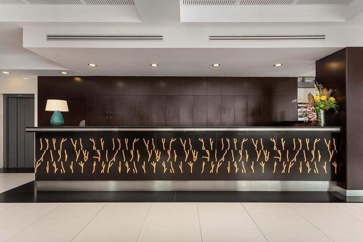 Rece&ccedil;&atilde;o do Hotel Ba&iacute;a Cascais ap&oacute;s renova&ccedil;&atilde;o &ndash; fotografia de interiores de hotel
