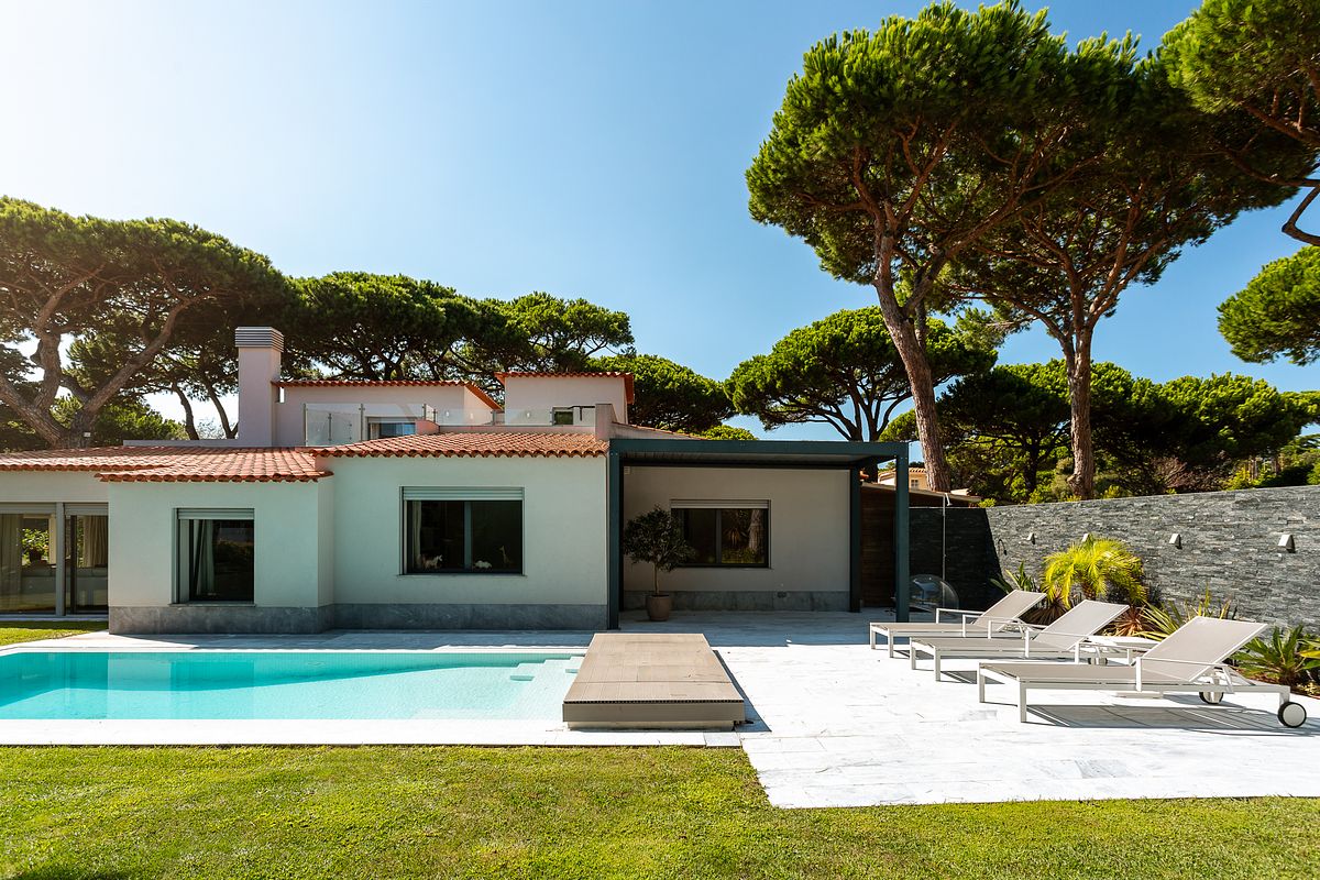 Piscina de moradia V3 na Quinta da Marinha em Cascais integrada no jardim privado