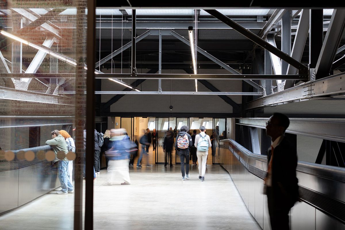 Industrik&auml;nsla och m&auml;nniskor i r&ouml;relse i g&aring;ngbro p&aring; Tate Modern, London