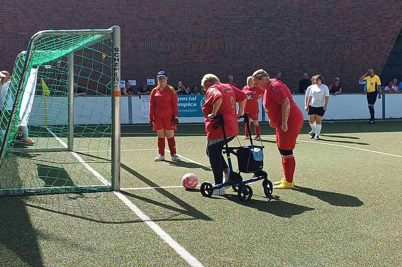 Oma Gunda rockt das Special Olympics Turnier in Essen