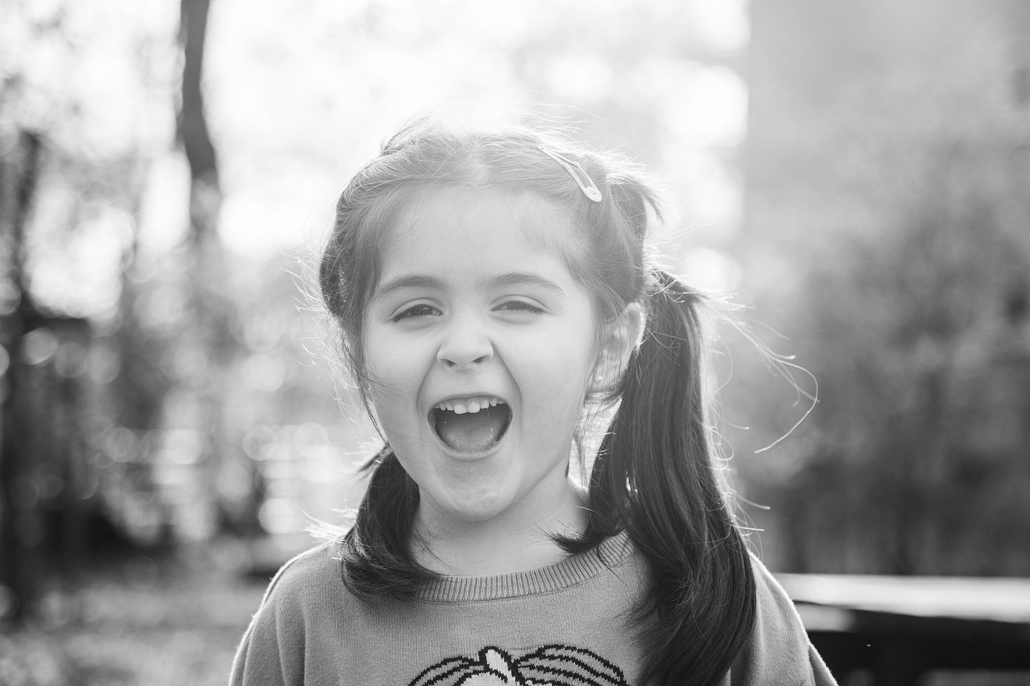 Alt-Tag: &bdquo;Gl&uuml;ckliches M&auml;dchen beim kinderfreundlichen Familienshooting in der Natur, K&ouml;ln.