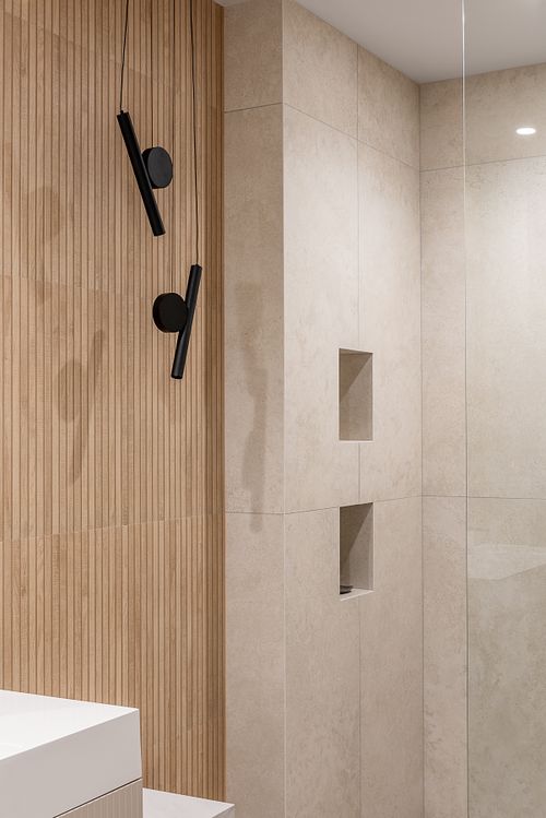 Design detail in minimalist bathroom showcasing clean lines and subtle textures – Columna project