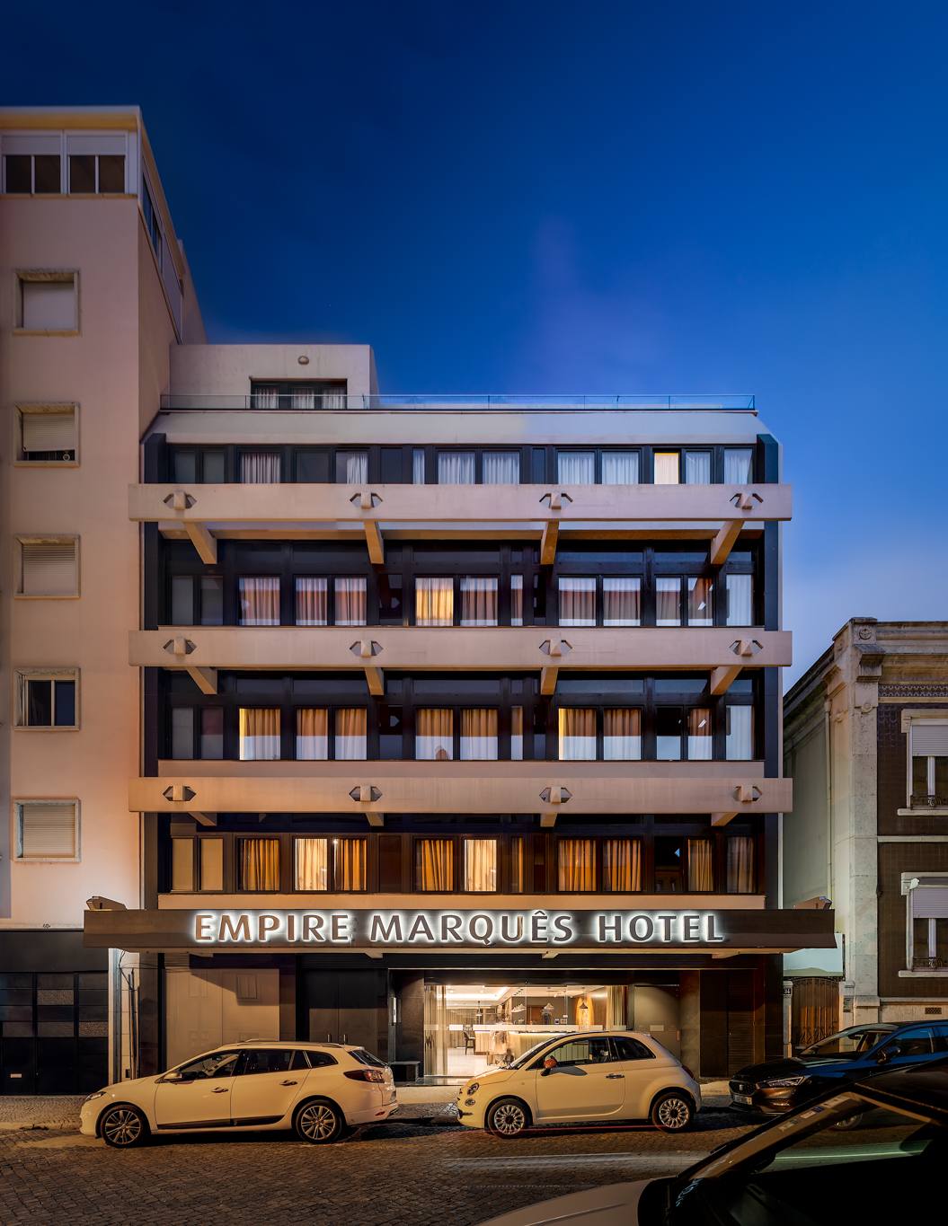 Fachada &agrave; noite do Empire Marqu&ecirc;s Hotel em Lisboa
