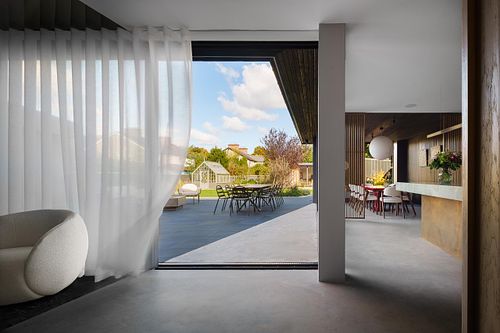Dublin Residence: Indoor-Outdoor Living Space