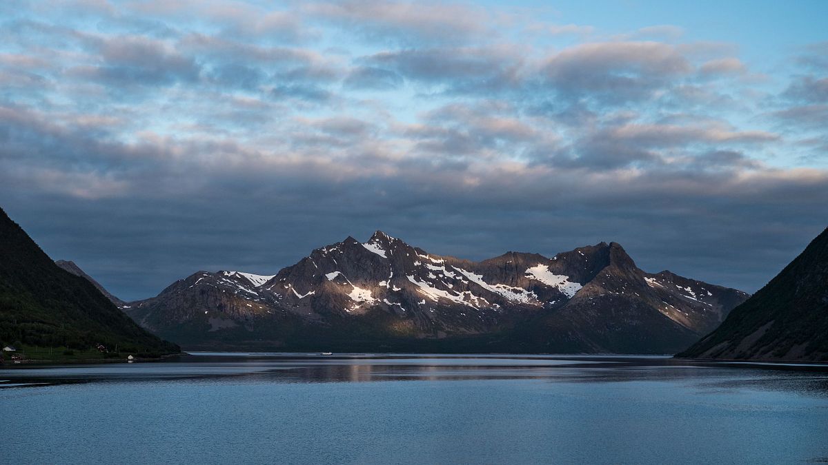 Erste Sonnenstrahlen am Sifjord