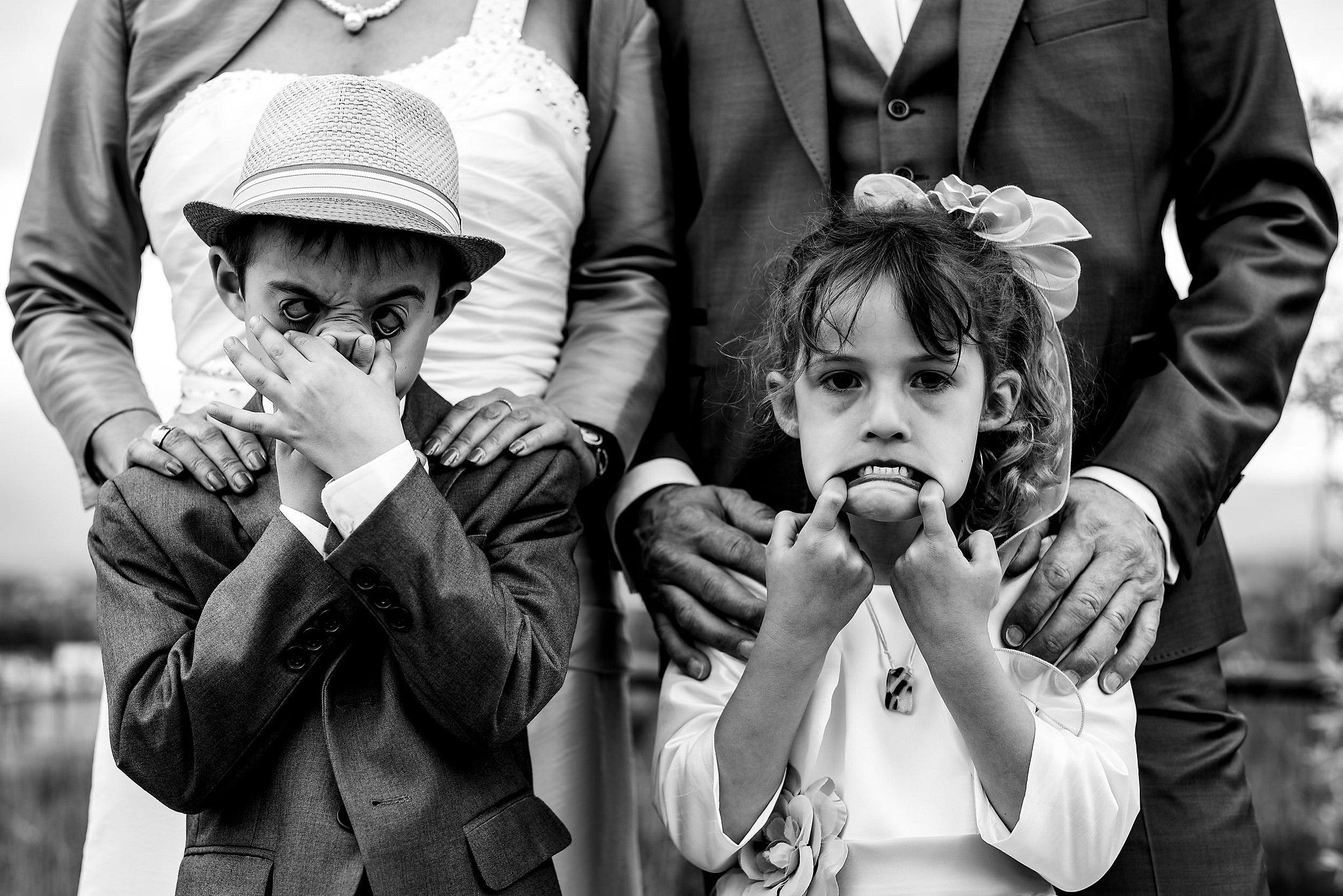 Enfants qui font des grimaces pendant le mariage captur&eacute; par S&eacute;bastien CLAVEL photographe de Mariage &agrave; Lyon et Gen&egrave;ve