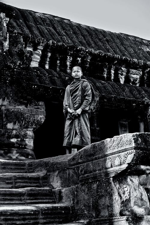 Portrait d'un jeune bonze dans le temple d'Angkor au Cambodge