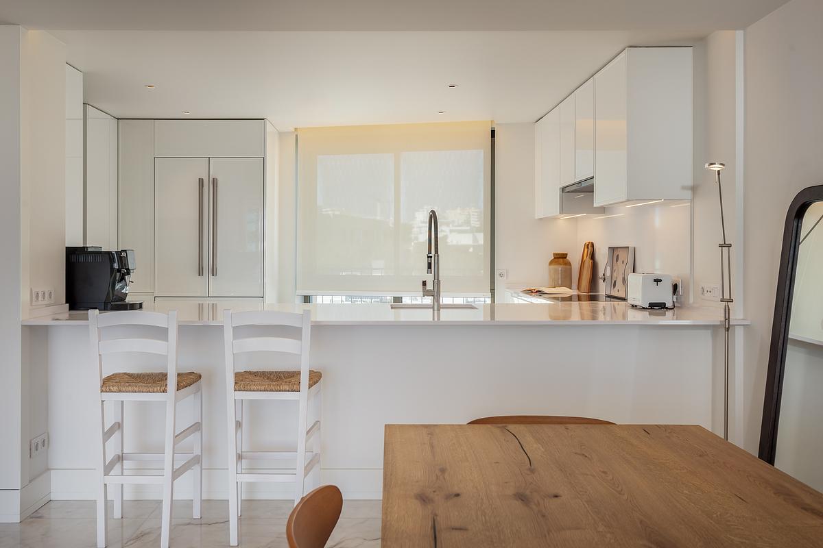 Cozinha contempor&acirc;nea em apartamento T4 de luxo no Legacy Residences Cascais