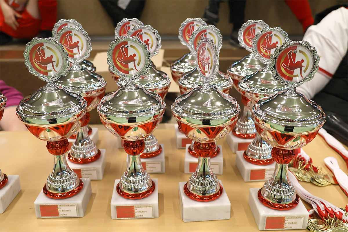 Jedes Team bekam einen schönen Pokal als Erinnerung mit nach Hause.