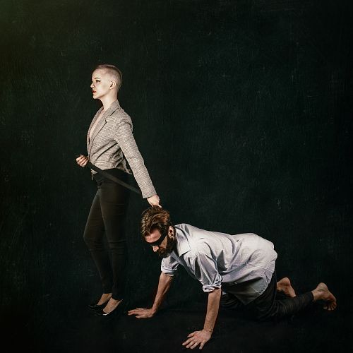 Femme dominant un homme &agrave; quatre pattes en laisse, clin d&rsquo;&oelig;il moderne &agrave; Pornocrates de F&eacute;licien Rops, inversion des r&ocirc;les de genre et symbolique du pouvoir.