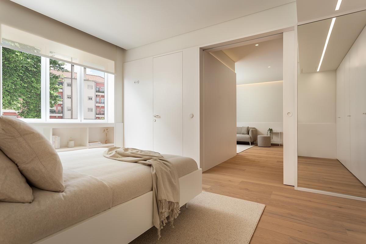 Fotografia de no Apartamento Reabilitado na Av. Roma, Lisboa, projeto do ATELI&Ecirc; 22.