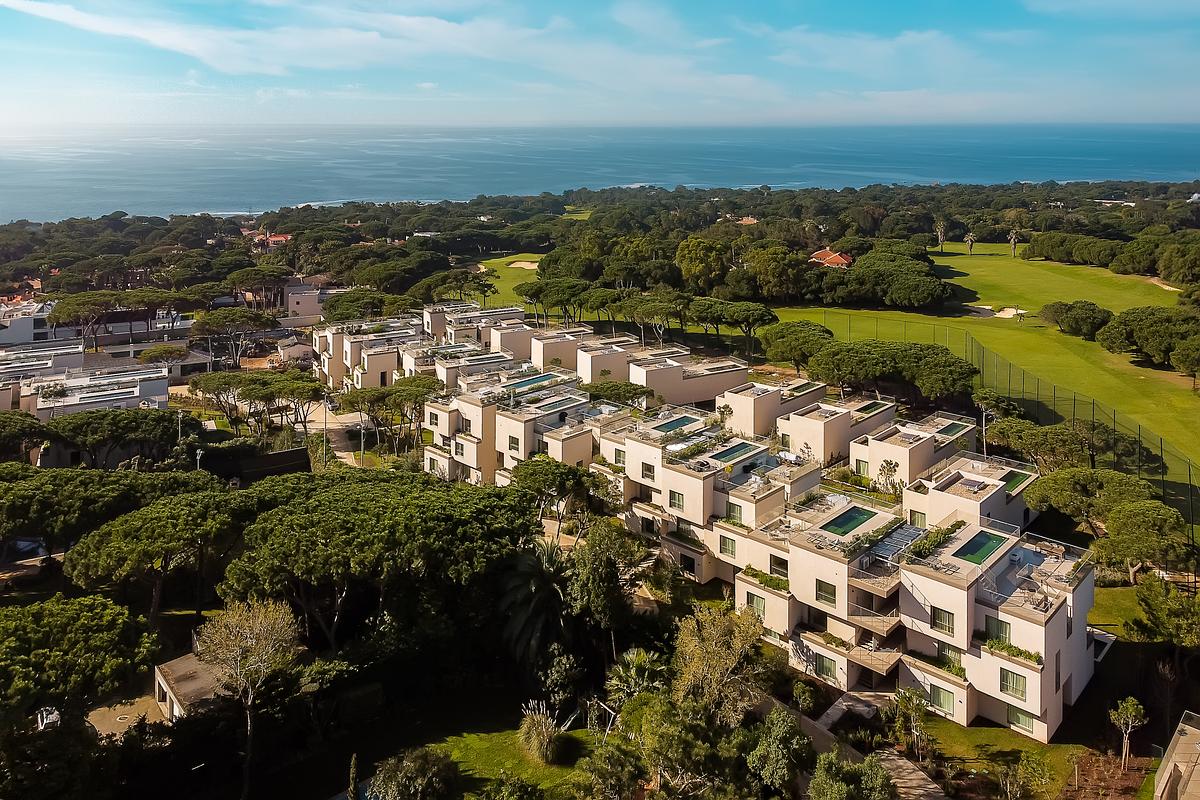 Fotografia a&eacute;rea do Marinha Prime com vista sobre o campo de golfe da Quinta da Marinha