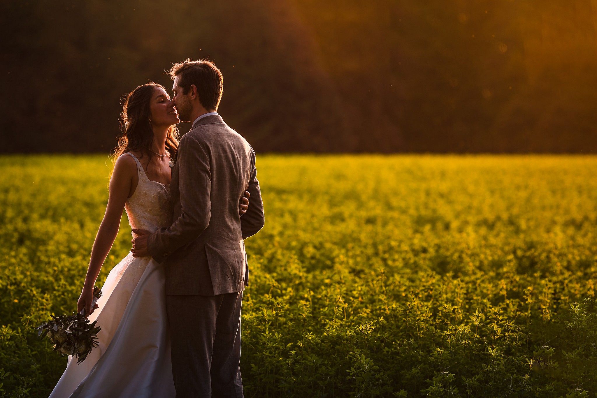 Magnifique couple suisse qui s'embrassent pendant les photos de couple durant le mariage captur&eacute; par S&eacute;bastien CLAVEL photographe de Mariage &agrave; Lyon et Gen&egrave;ve