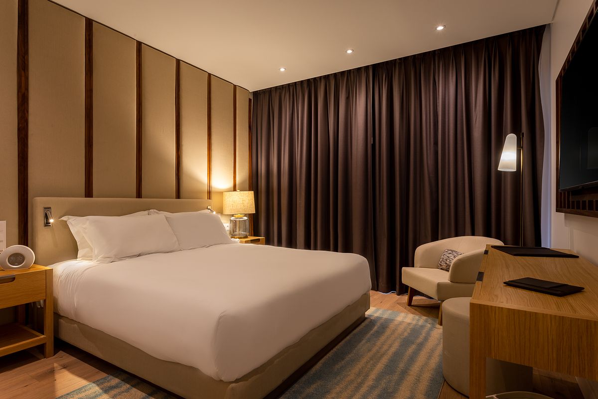 Hyatt Regency Lisboa Queen Bed Room Night