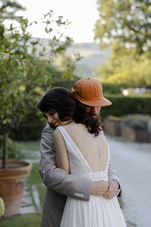 Abbraccio degli sposi nel giardino della tenuta santi giacomo e filippo