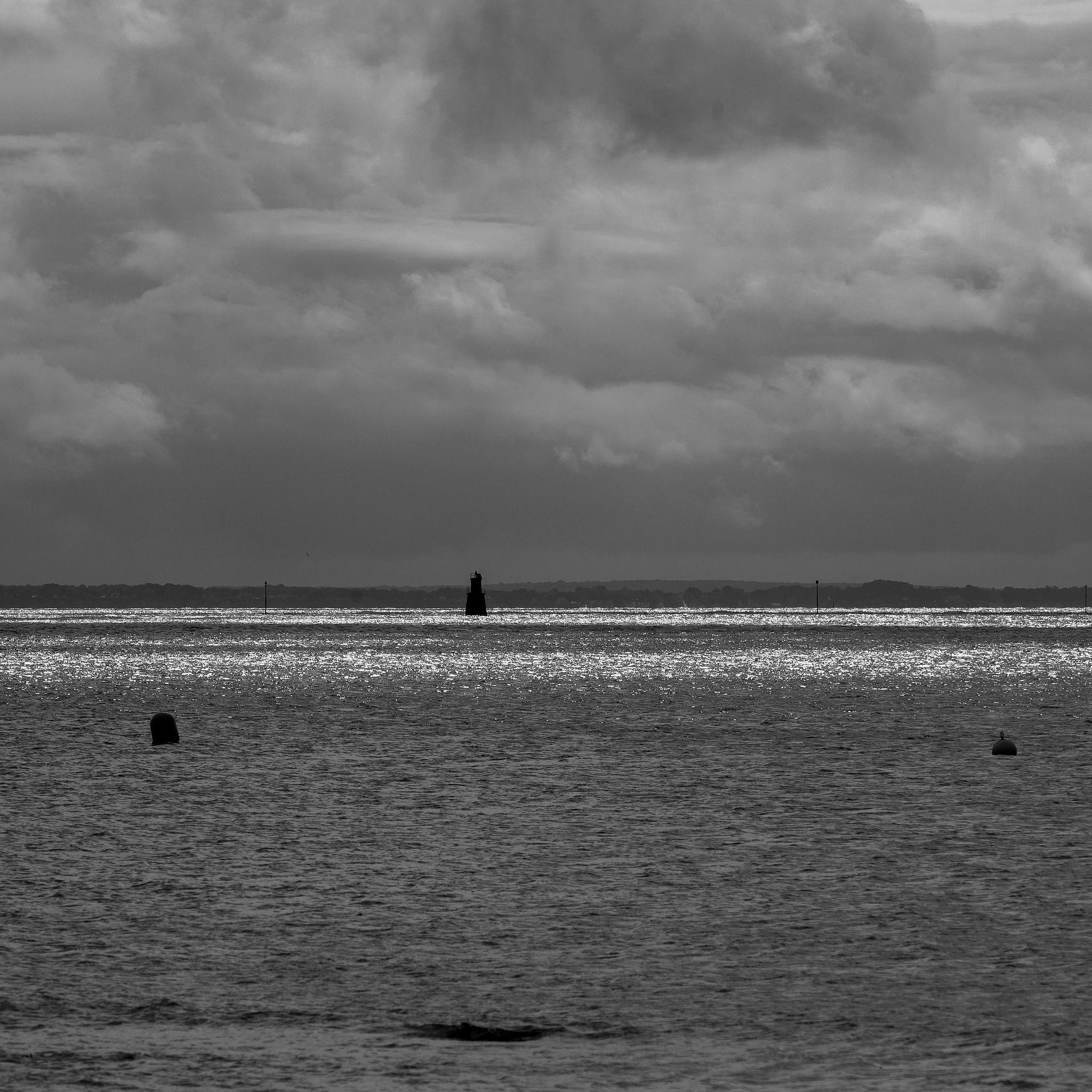 Grève texturée en bord de mer, atmosphère sobre.