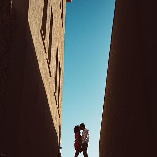 "coppia si bacia fra gli scorci di Alghero"