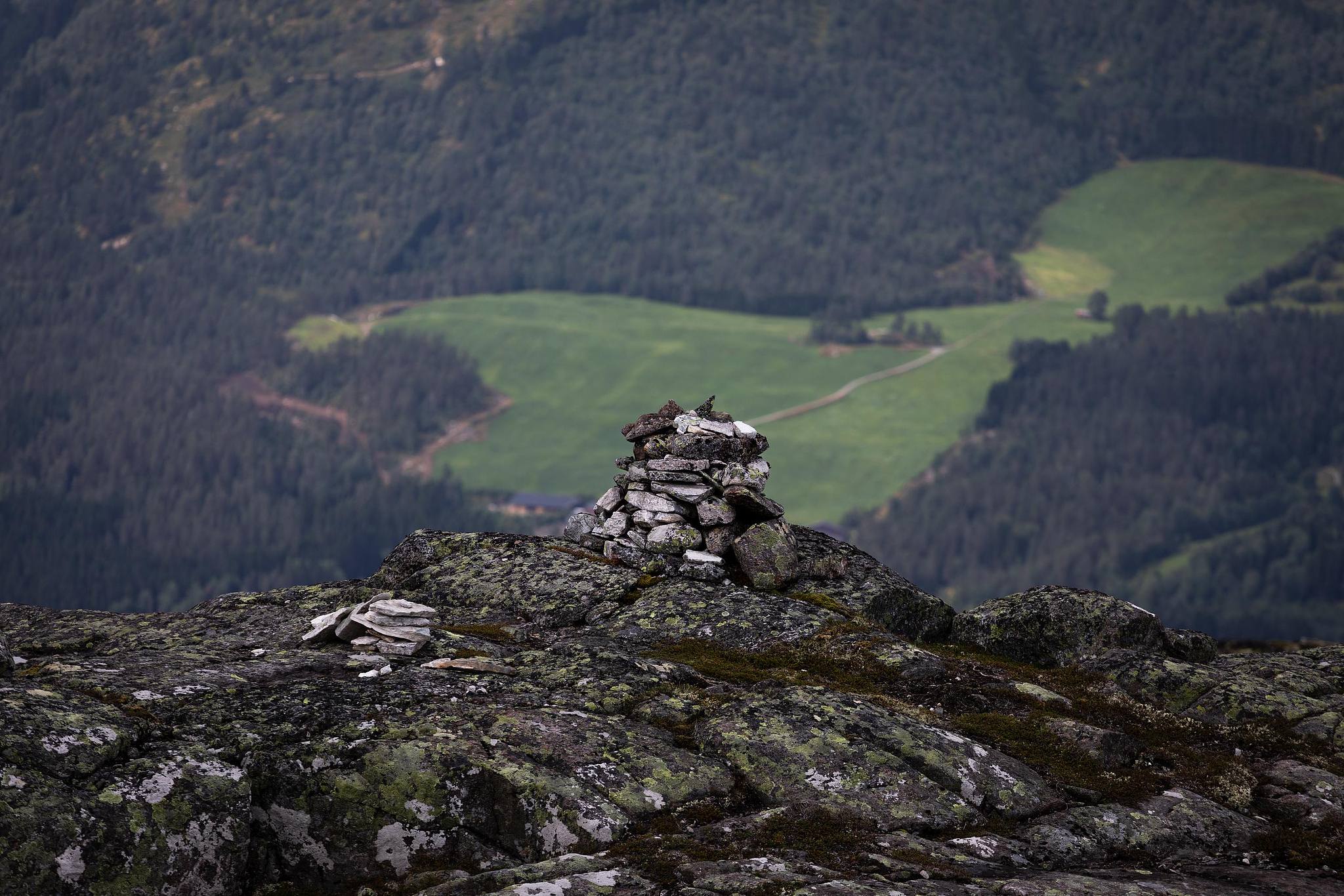 Rocher en avant-plan avec vallon nordique en arrière-plan.