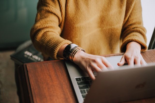 Afbeelding van een persoon die op een laptop typt