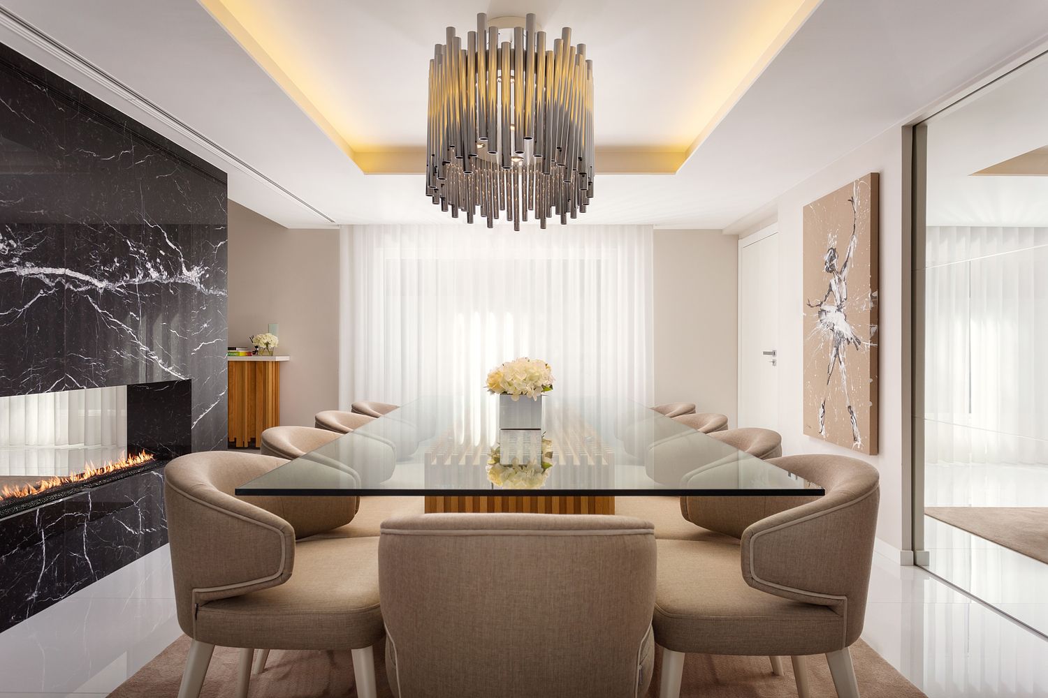 Sala de jantar contempor&acirc;nea com lareira &ndash; fotografia de interiores residencial.