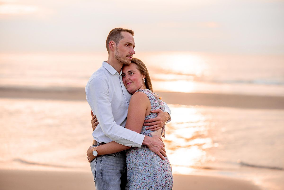 verliefd moment tijdens koppelshoot aan zee