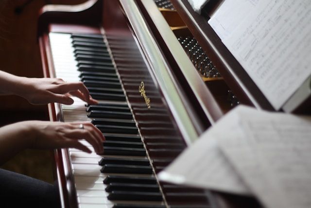 osoba grająca na pianinie