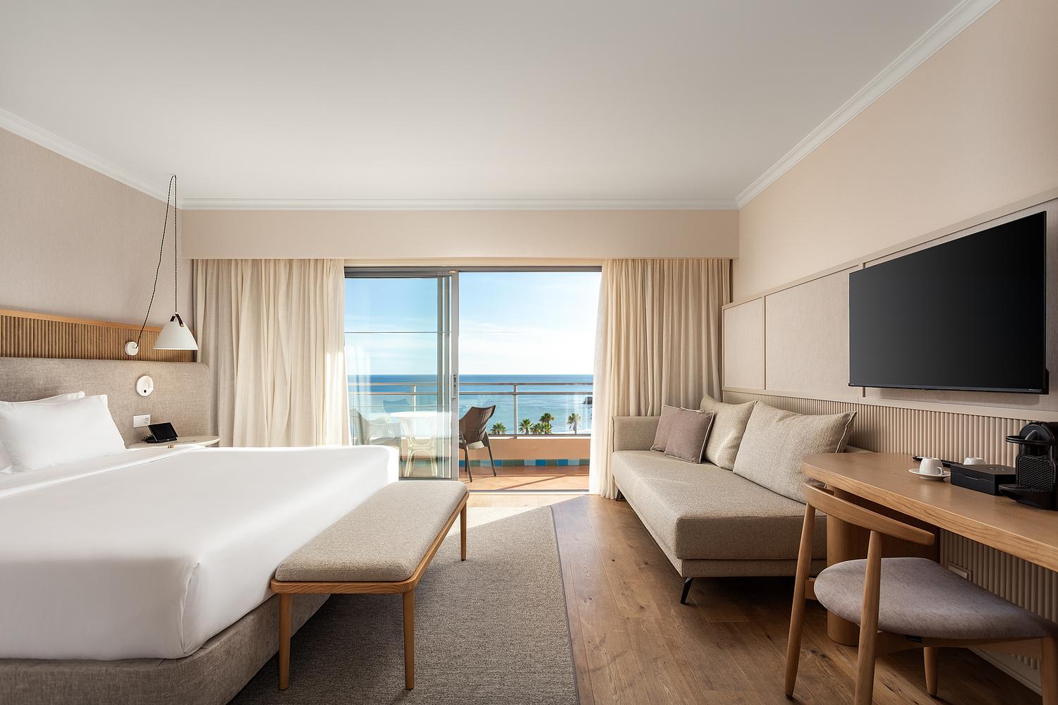 Quarto de resort com vista mar em design premium &ndash; fotografia de hotelaria.