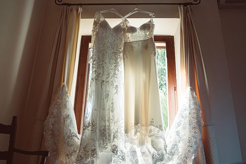 "abiti da sposa appesi ad is morus relais pula"