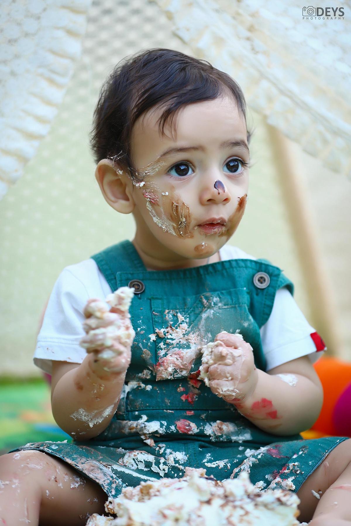 Cute baby cake smash shoot