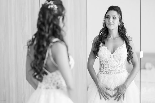 "sposa che si guarda allo specchio"