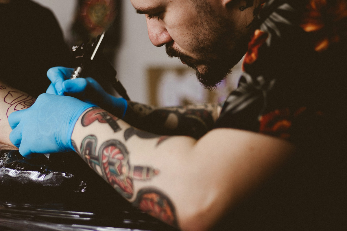 Encrage par un tatoueur