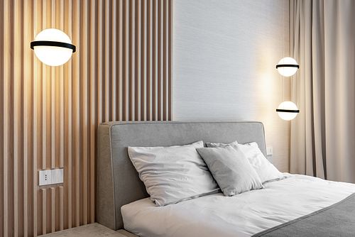 Minimalist bedroom with light and airy atmosphere featuring soft light colors &ndash; Columna project