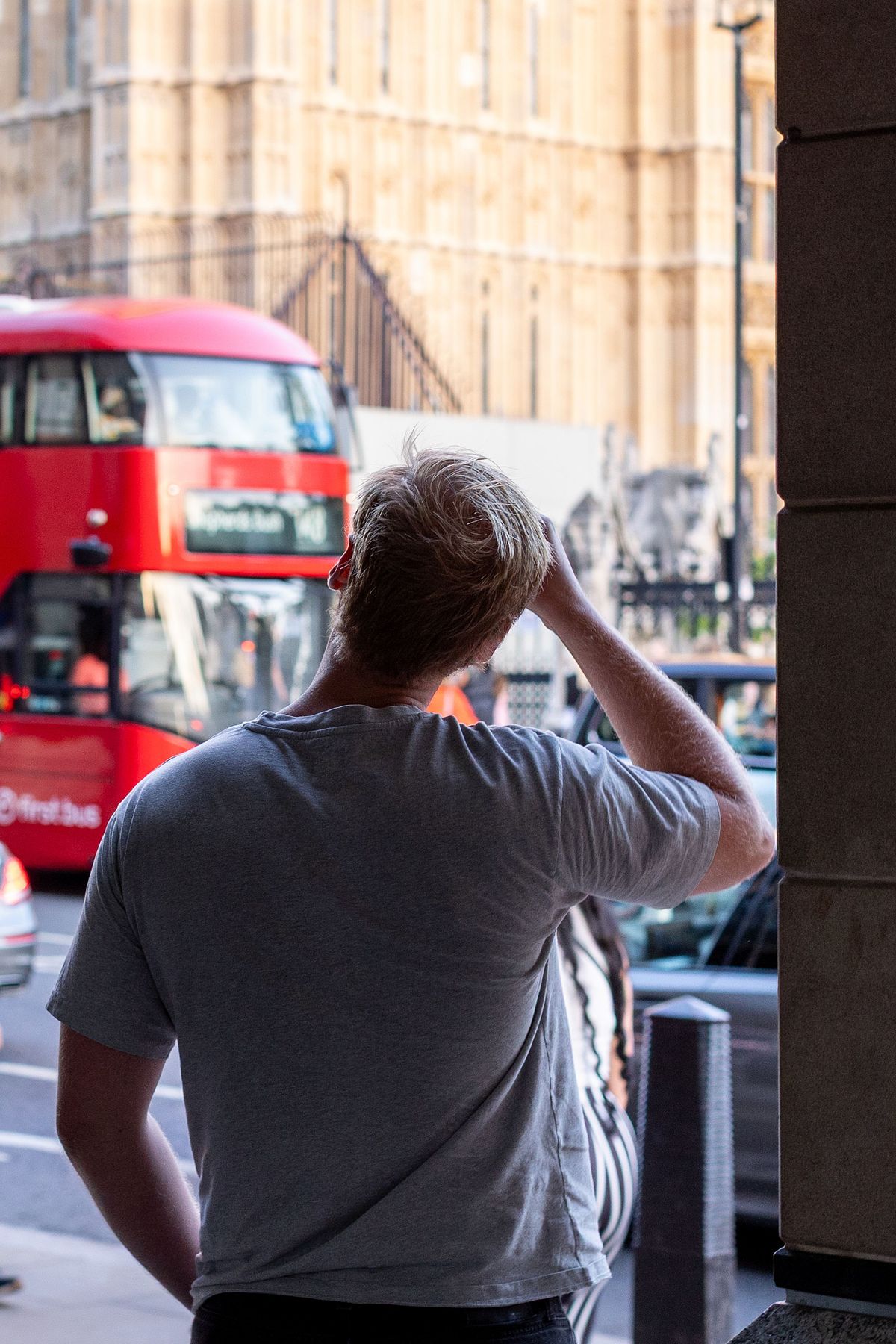 Man sedd bakifr&aring;n i stadsmilj&ouml; med r&ouml;d dubbeld&auml;ckarbuss och Westminster i bakgrunden, dokument&auml;rt ber&auml;ttande.