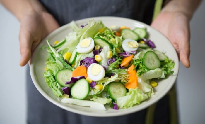 imagem de um prato com salada e ervas