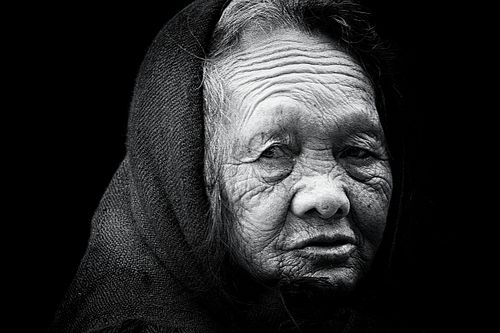 Portrait d'une femme pris en photo de rue à Sapa au Vietnam