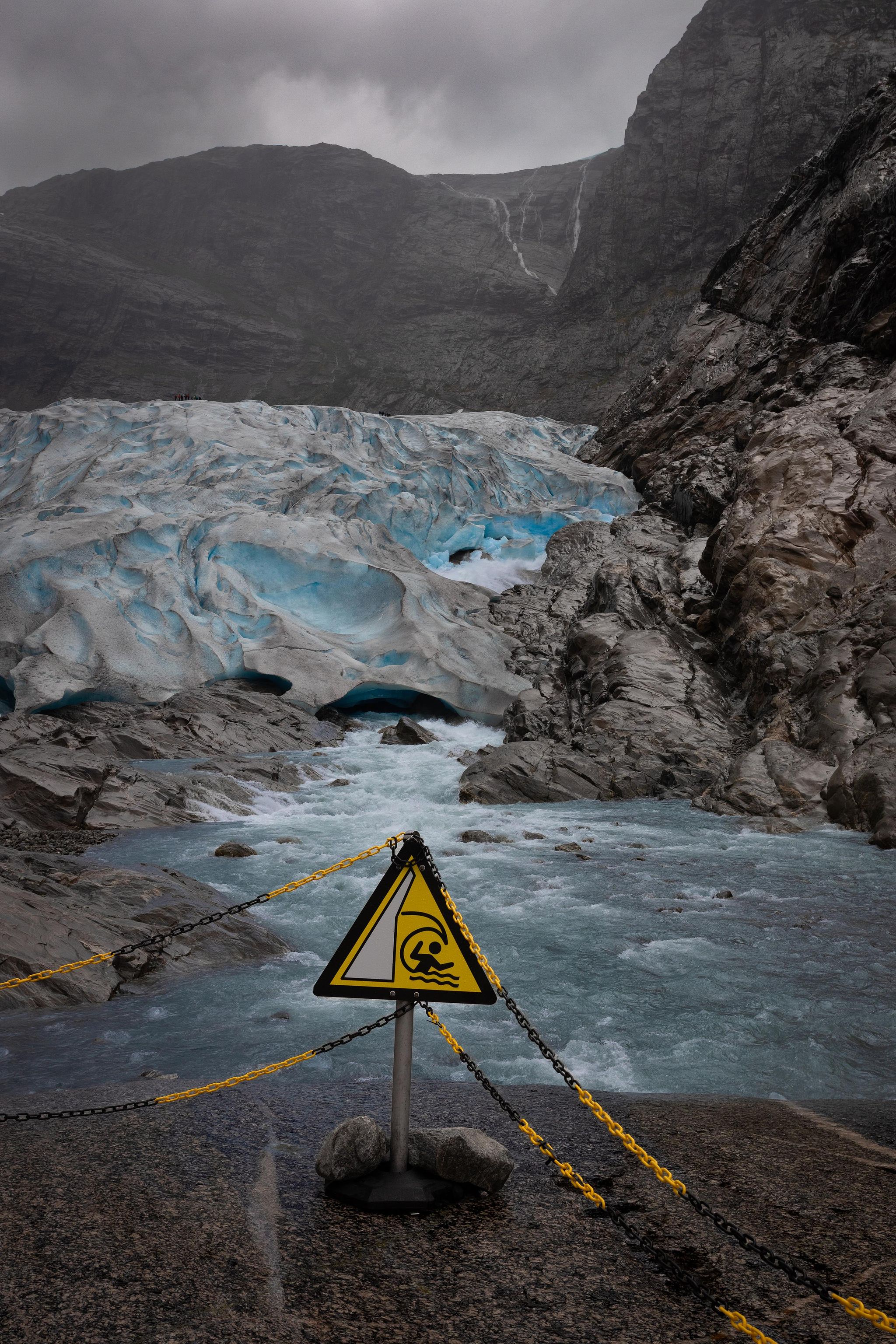 Glacier norvégien créant un torrent