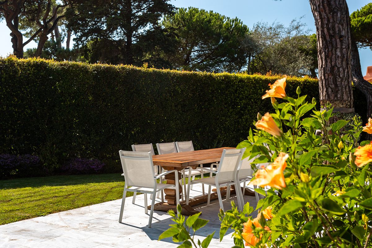 Zona social exterior de moradia V3 na Quinta da Marinha em Cascais integrada no jardim