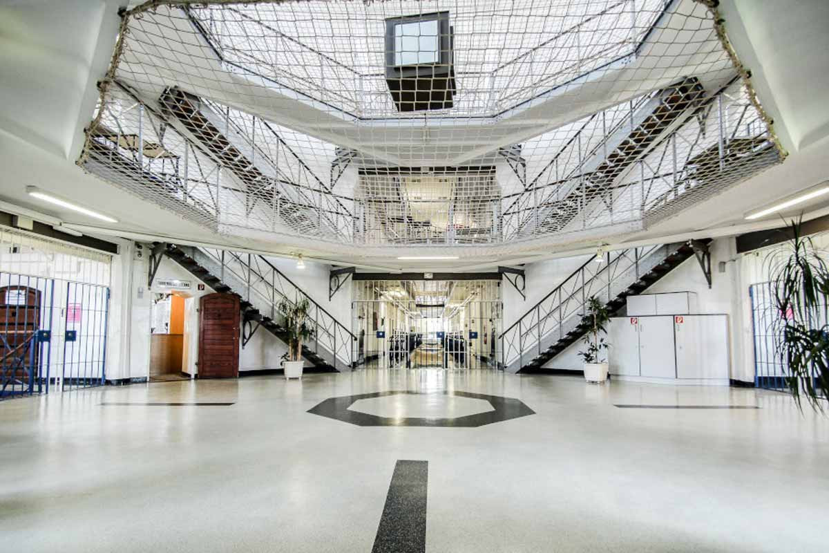 Lange Gänge wo Zelle neben Zelle auf 4 Etagen lagen.